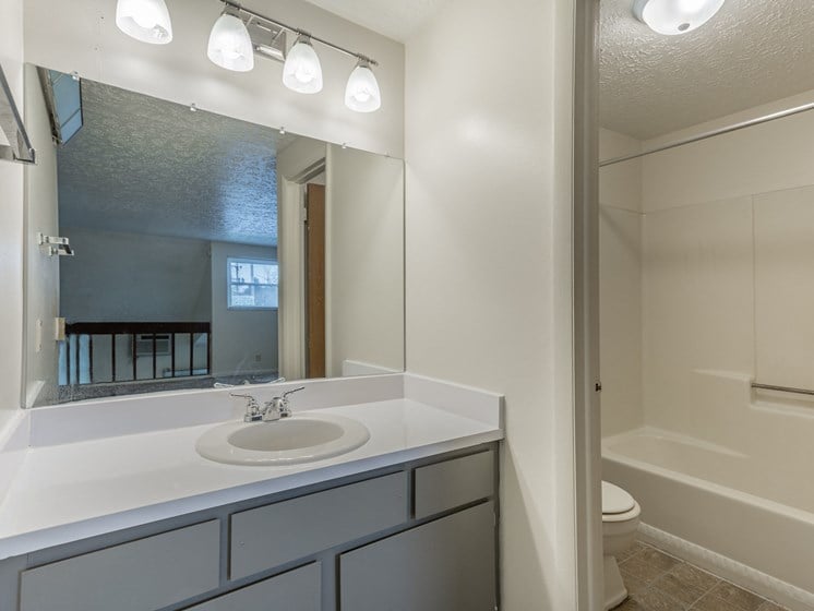Bathroom With Bathtub at Woodland Pointe Apartments and Townhomes, Integrity Realty, Ohio